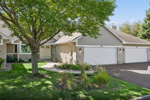 7063 Oak Pointe Curve, Bloomington, MN 55438