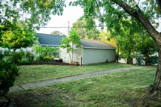 6133 Backyard #2.jpg