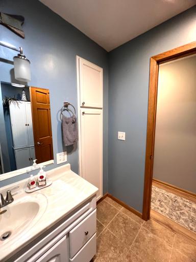 Main Bathroom 2.jpeg