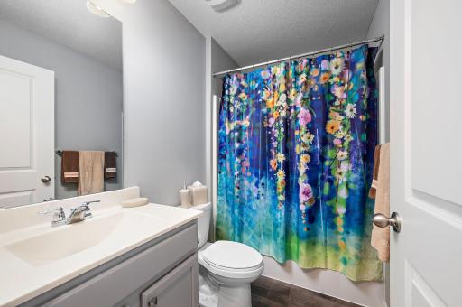 Upper level full bath.