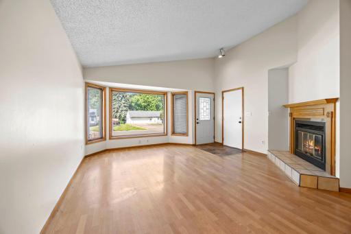 34-web-or-mls-737 6th Ave NW(40)(Virtual Staging)-10.jpg