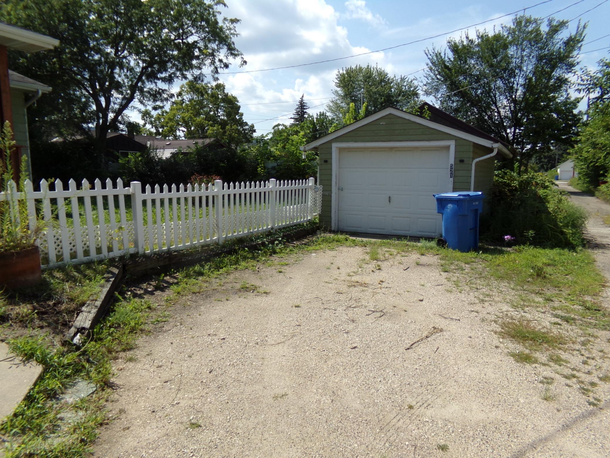 07 garage.JPG
