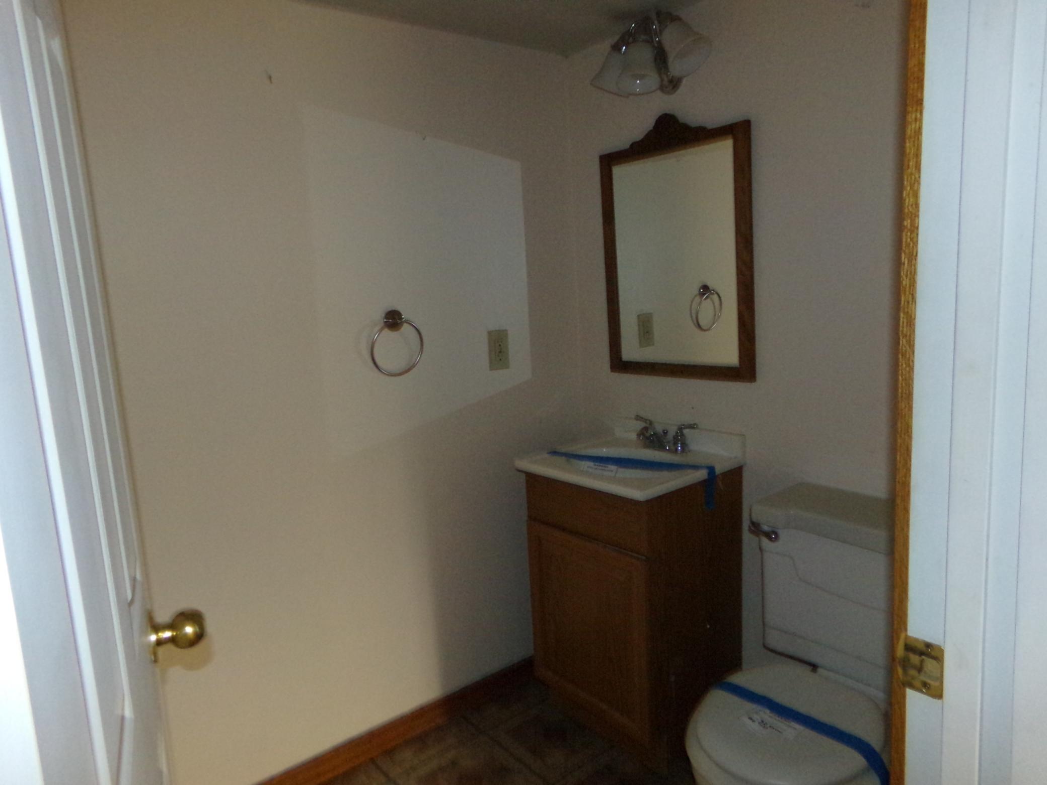 18 bathroom.JPG
