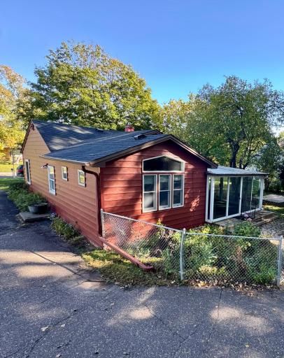 830 Sandhurst Drive W, Roseville, MN 55113