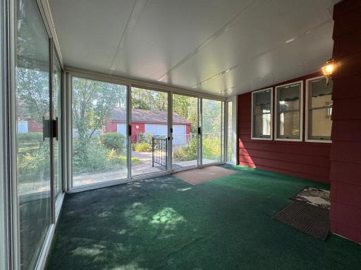 830 Sandhurst Drive W, Roseville, MN 55113
