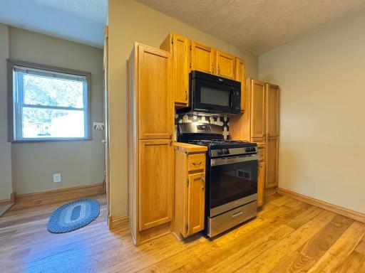 830 Sandhurst Drive W, Roseville, MN 55113