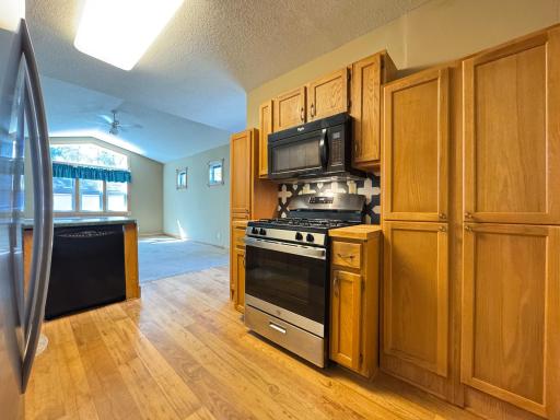 830 Sandhurst Drive W, Roseville, MN 55113