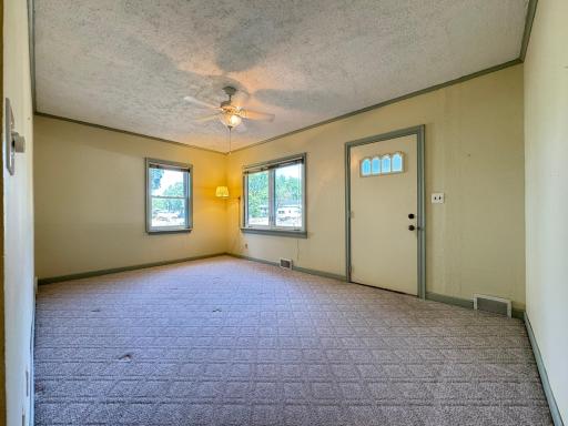 830 Sandhurst Drive W, Roseville, MN 55113