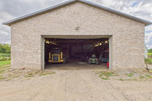 Huge pole building with front and back doors., 2 horse stalls, heated and water too.