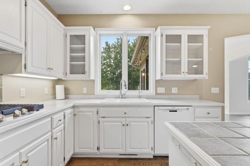 2715 Edgewater Bay, Woodbury, MN 55125