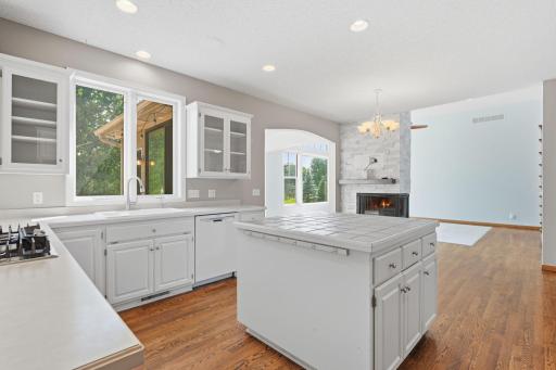 2715 Edgewater Bay, Woodbury, MN 55125