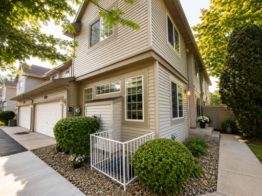 1088 Lovell Ave W Front Angle.png