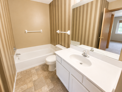 1088 Lovell Ave W Upper Level Full Bath.png