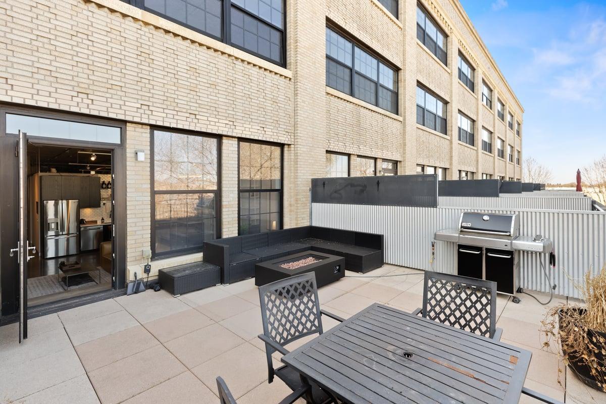 Outdoor Terrace 20'x19' Perfect for entertaining!