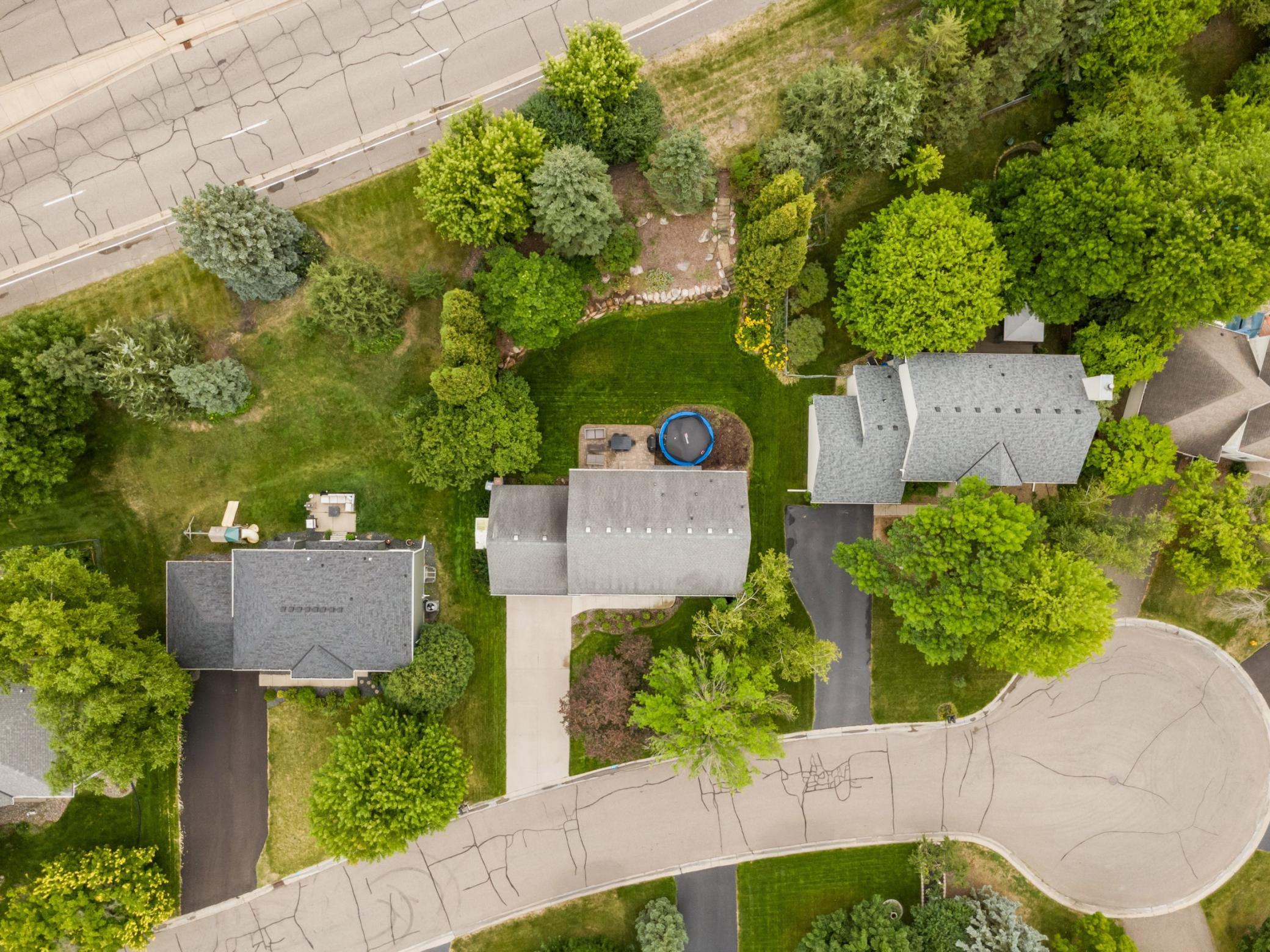 Another aerial showing the dead end street - no traffic!