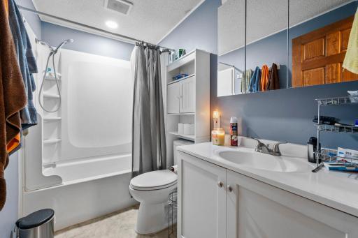51-web-or-mls-12325 Johnson Memorial Dr-169.jpg
