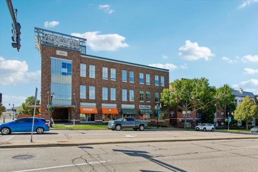 This is suburban living with an unusually walkable, neighborhood-style feelâwhere errands, dining, entertainment, and recreation are all close to home