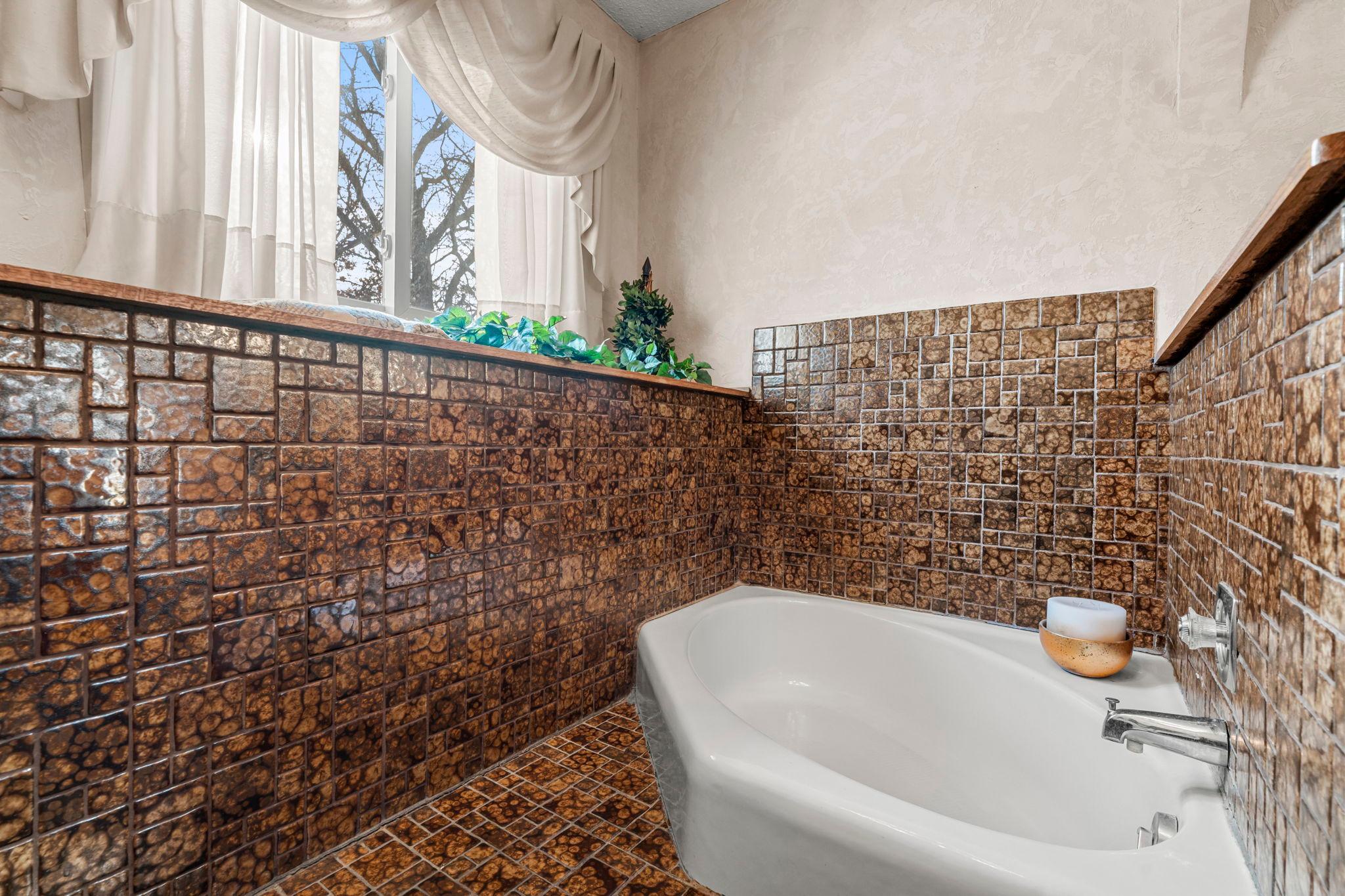 148-web-or-mls-2415 Lisbon Ave N -340.jpg