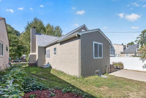 Looking at the side of the home you can appreciate the fresh paint