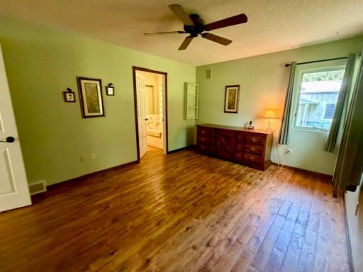 Main bedroom w/ensuite