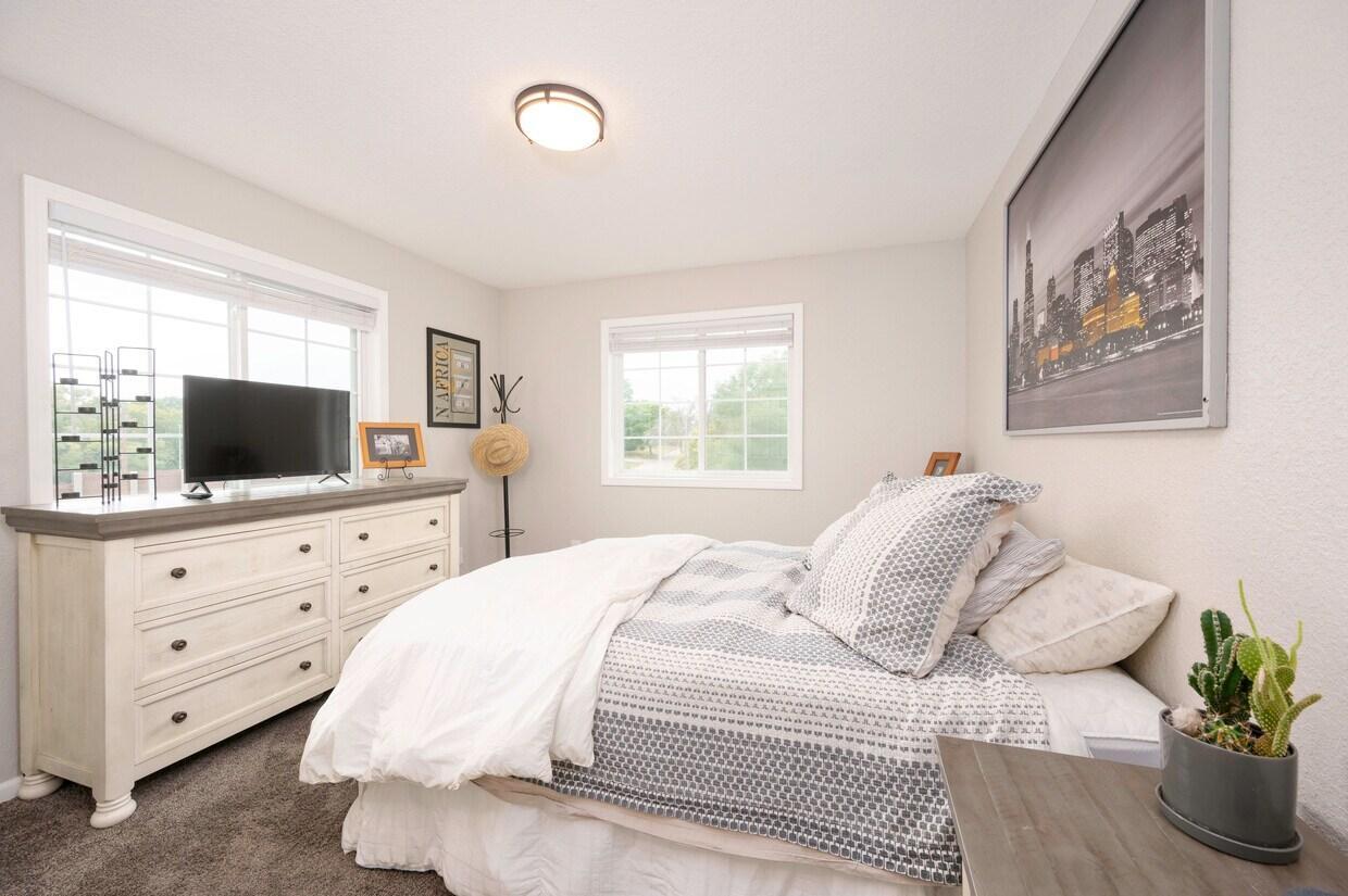 105 Bedroom.jpg