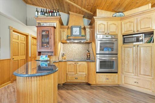 Kitchen w island