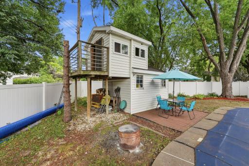The unique two-level outbuilding offers additional storage and possibilities for hobbies or creative use.