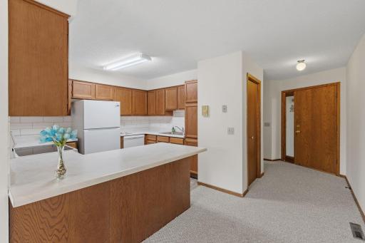 17-web-or-mls-4165 Hilltop Point 204-17.jpg
