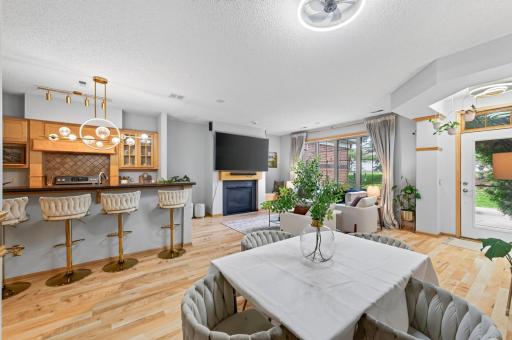 Dining area can fit much larger table