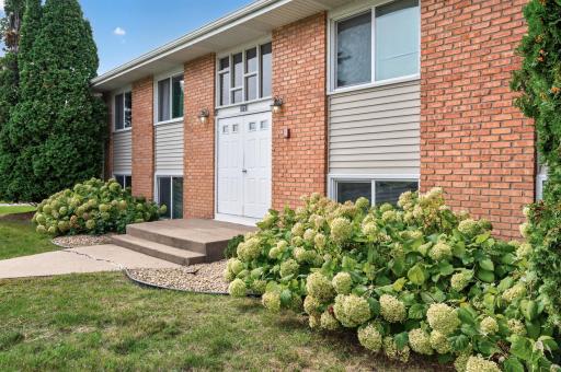 2733 Virginia Avenue N, New Hope, MN 55427