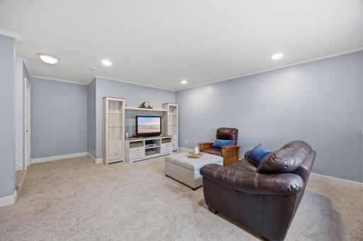 30-web-or-mls-8F8A3735_with_tv.jpg