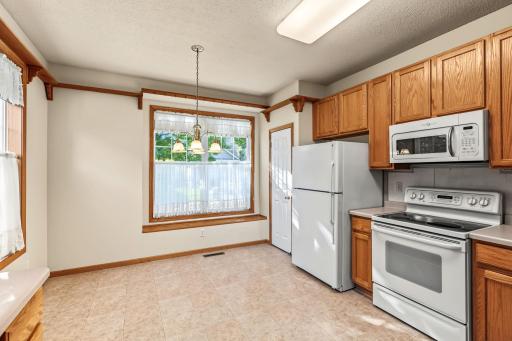 433 Meadowood Lane, Burnsville, MN 55337