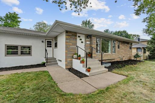 Welcome to 2754 Hamline Ave N, Roseville. Just blocks away from shopping, the Oval, great parks and lakes.