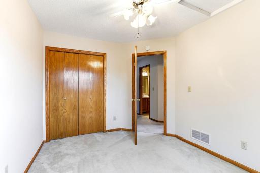 4916 Helmo Avenue N, Oakdale, MN 55128