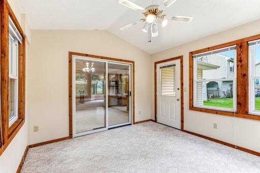 4916 Helmo Avenue N, Oakdale, MN 55128