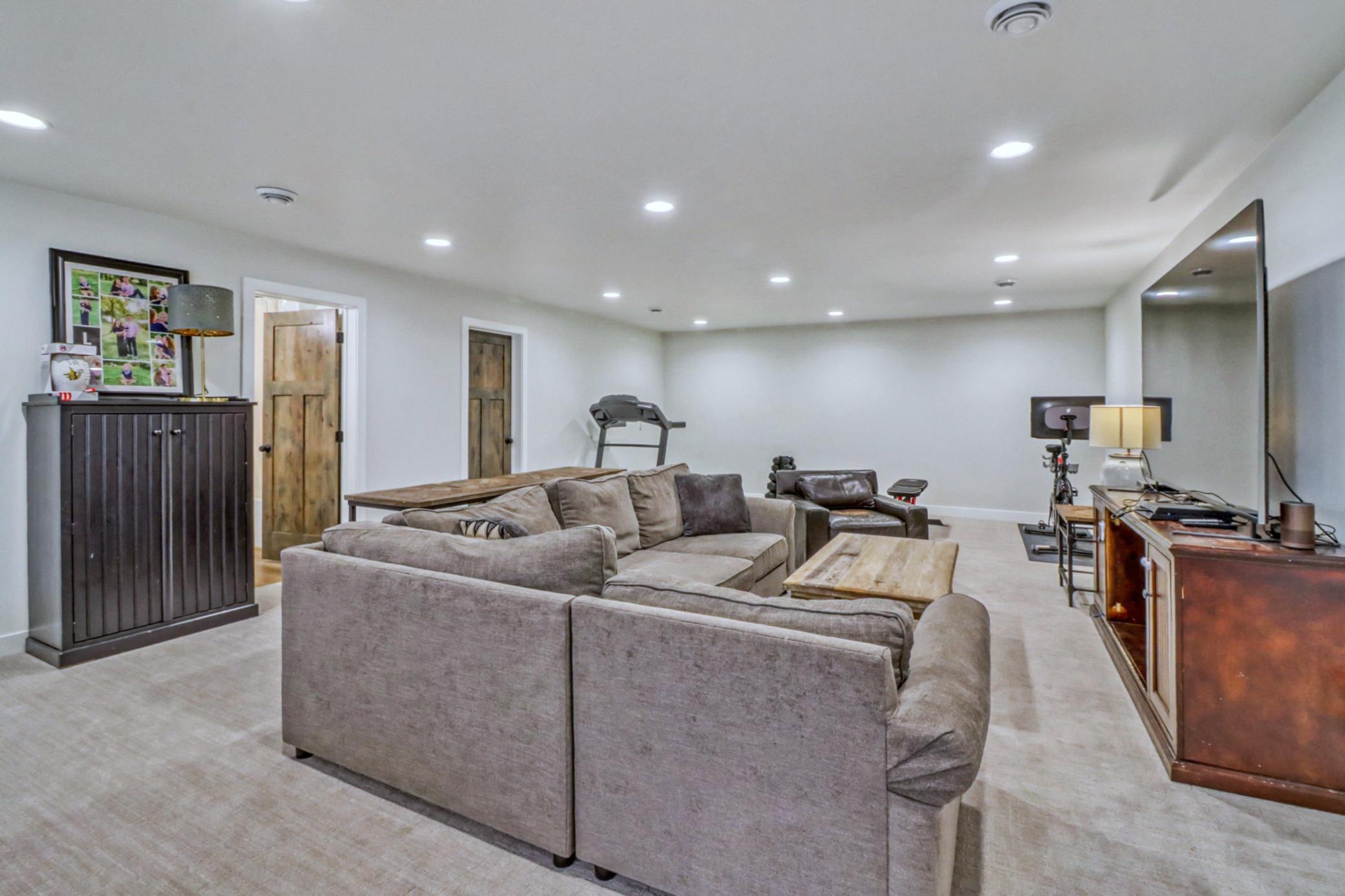 Basement Familyroom1_4.jpg