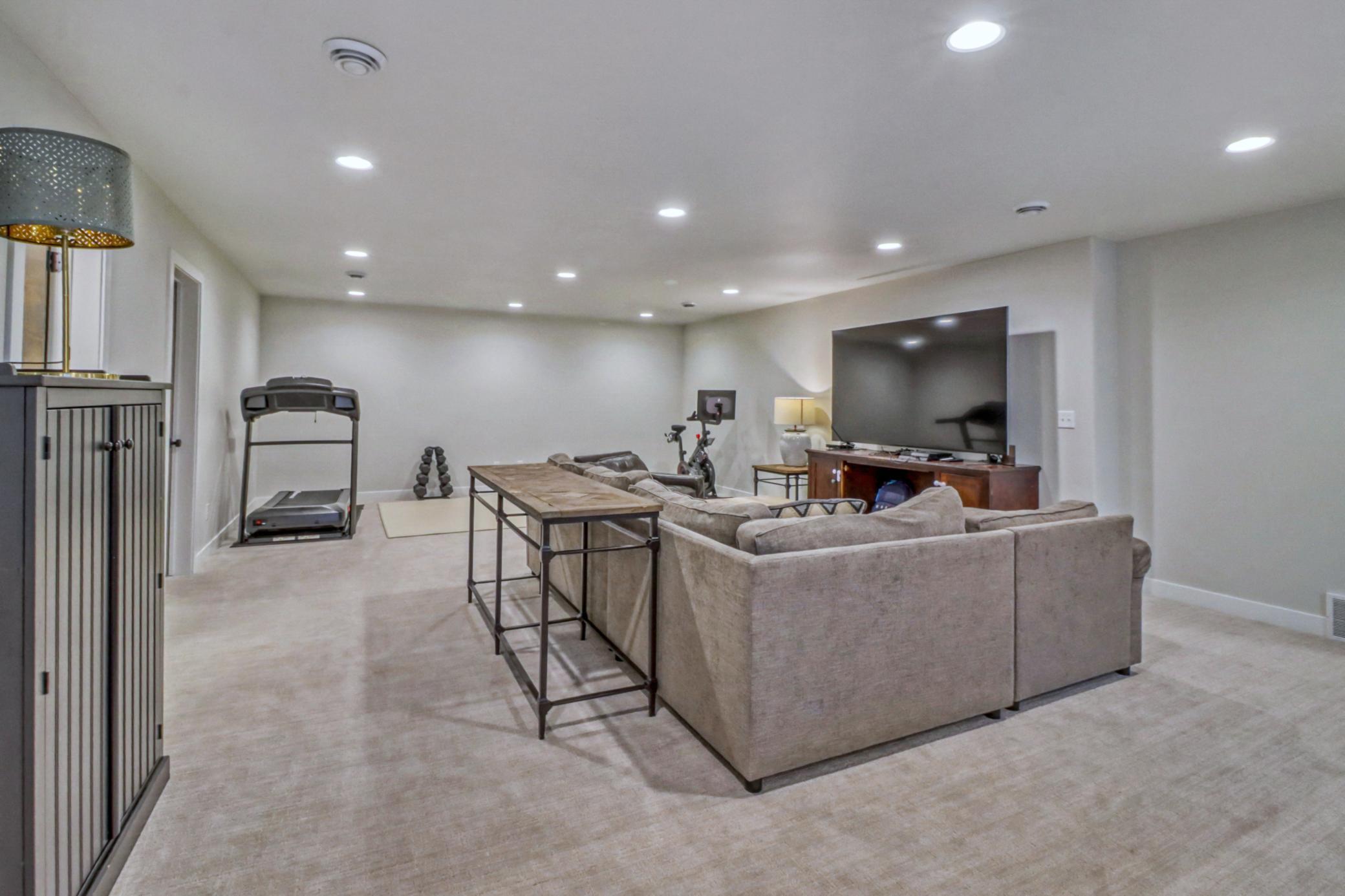 Basement Familyroom1_6.jpg