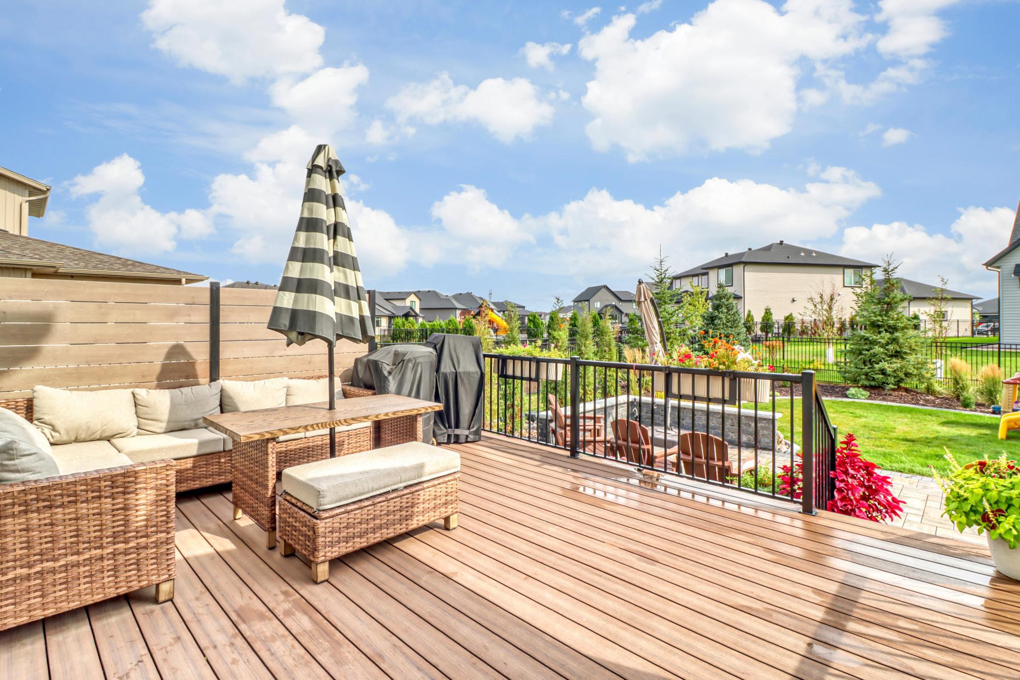 Backyard_deck1_1.jpg
