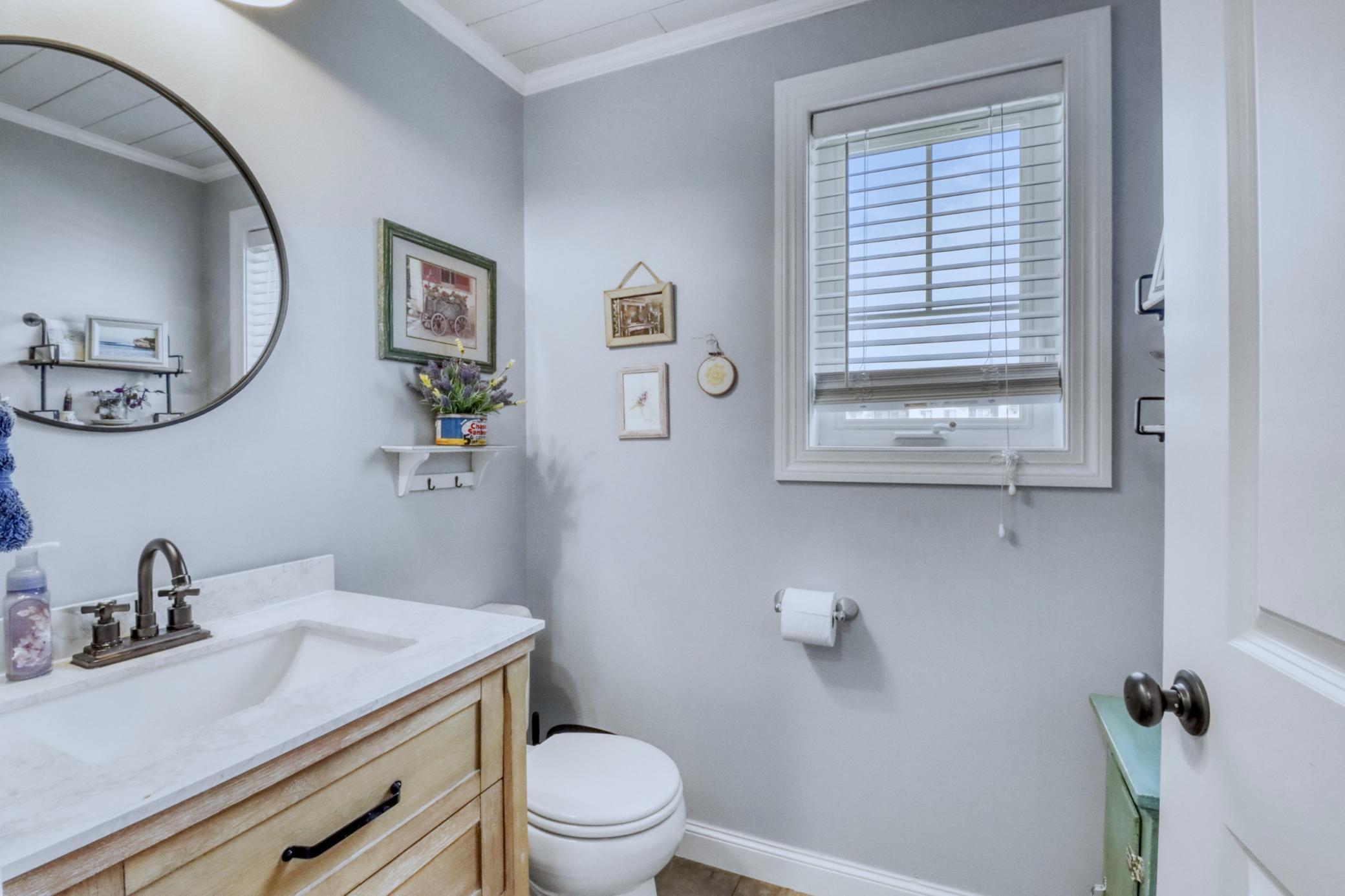 Half-bath1_1.JPG