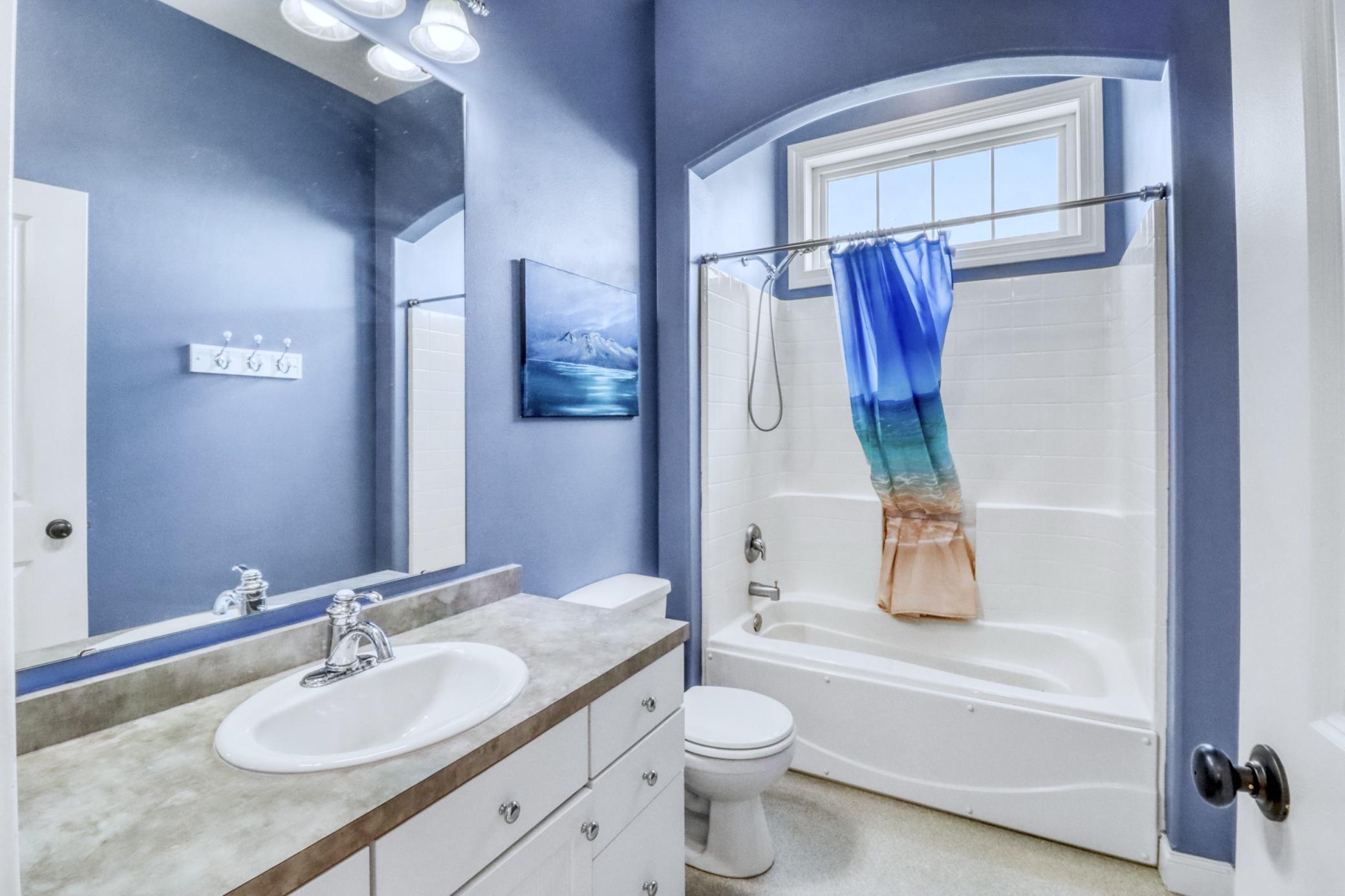 Upstairs Bathroom1_1.JPG