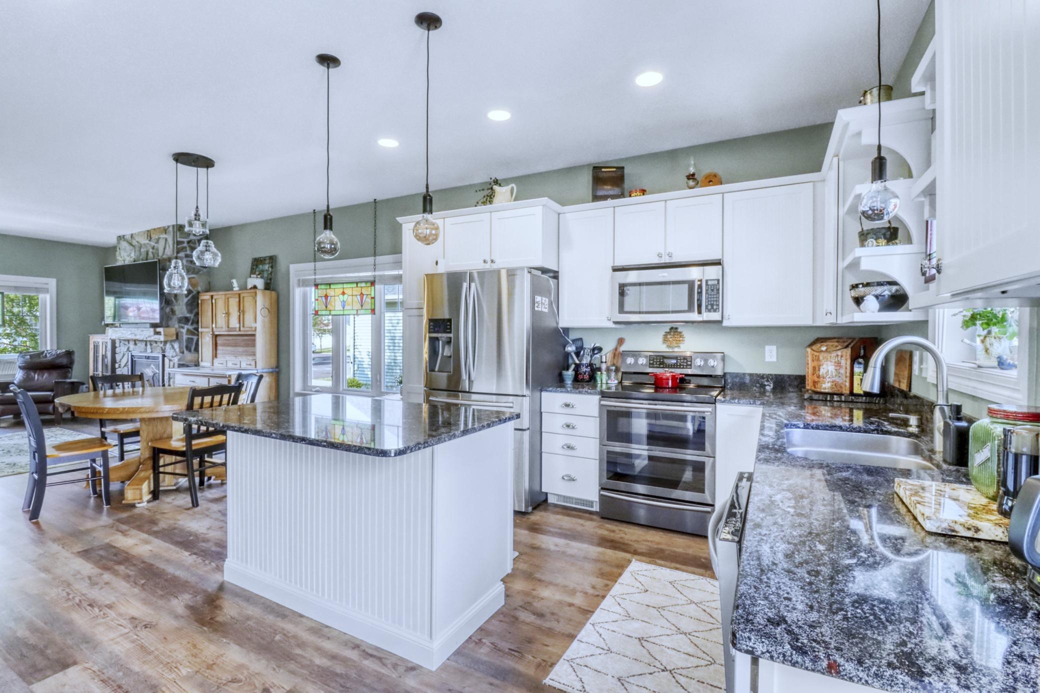 Kitchen1_2.JPG