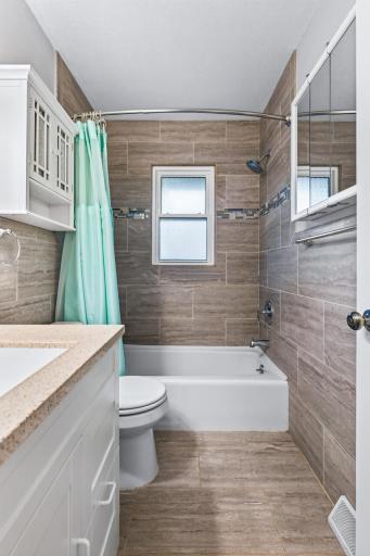 Nicely appointed full bath