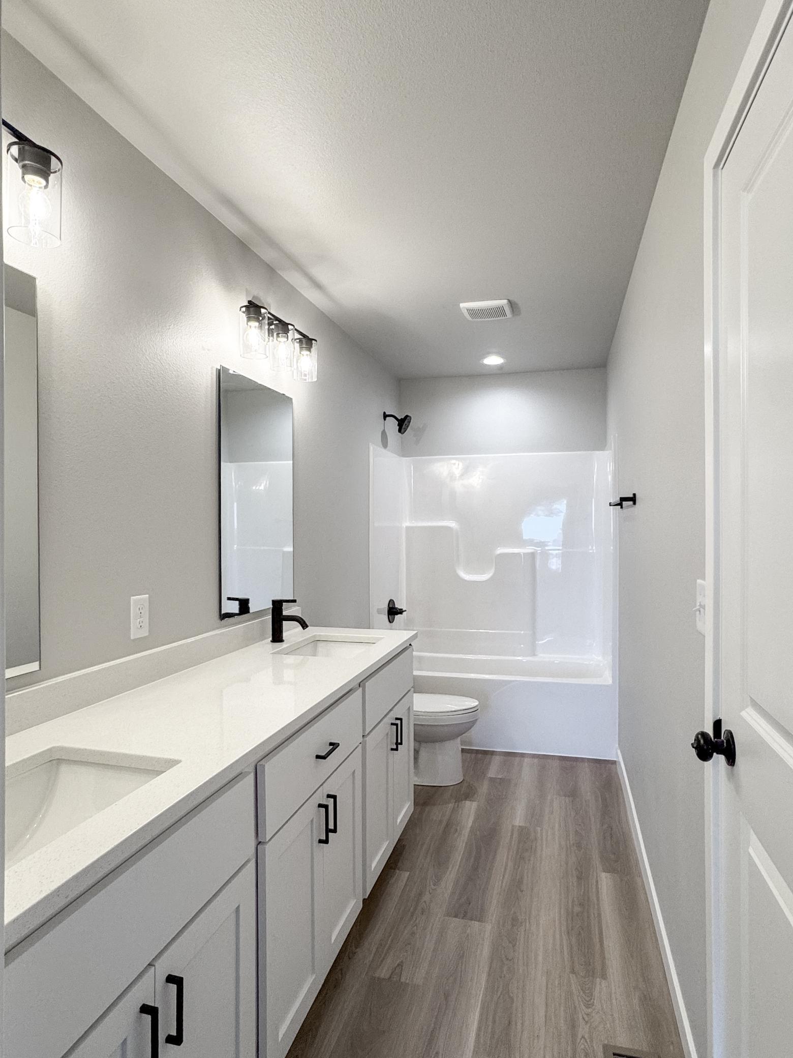 Upstairs Master/Main Bathroom