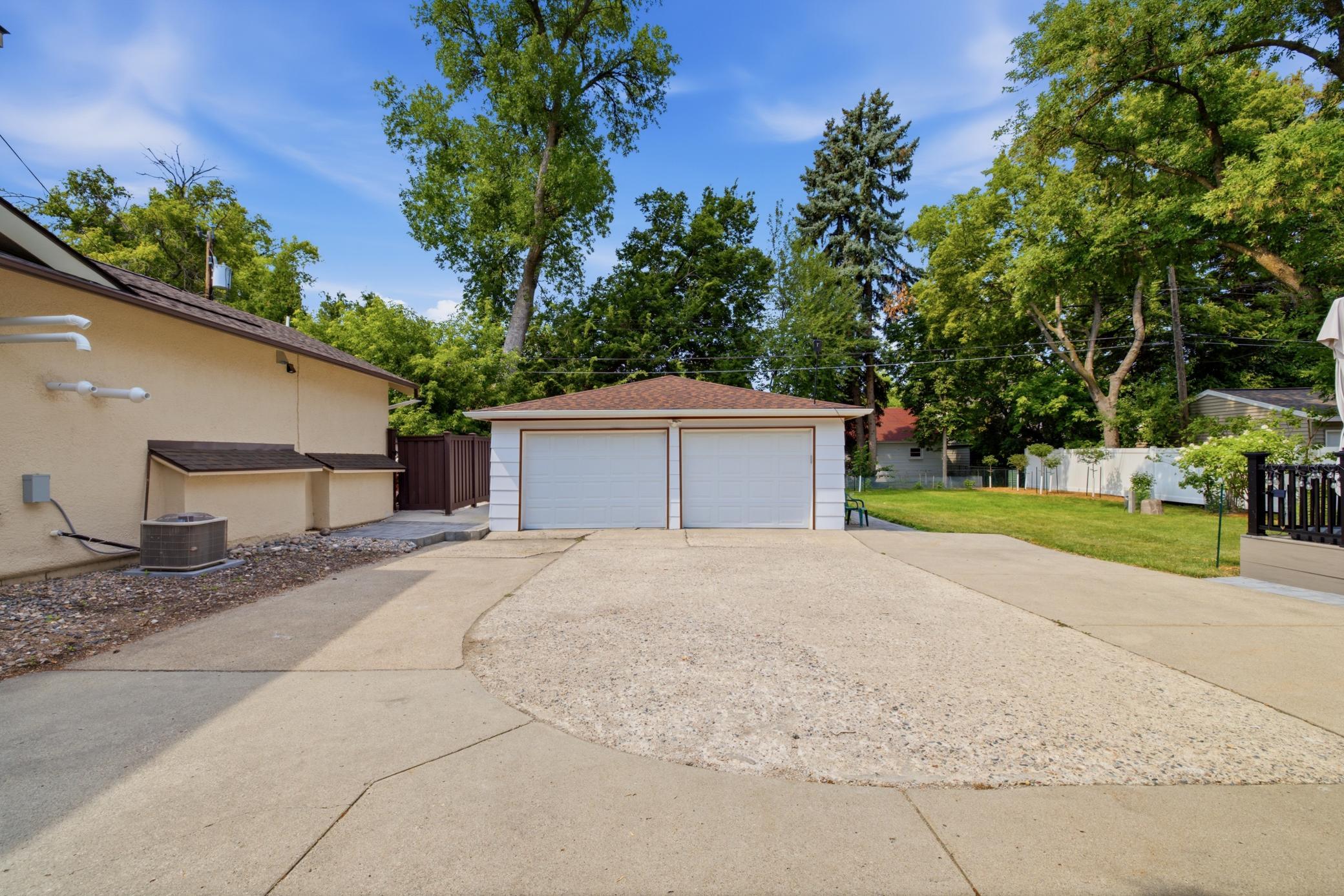 1236 Broadway Drive N Fargo - Built in 1917_L9A0802_5c32d300 00011 00052.jpg