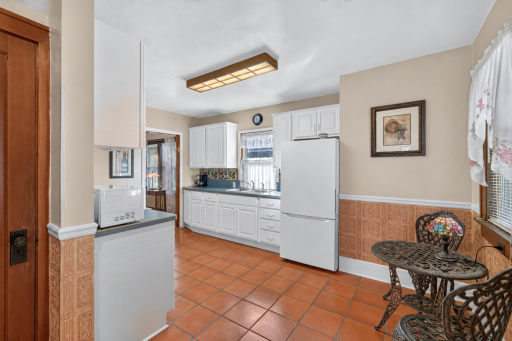 An eat-in layout offers room for casual meals alongside the kitchenâs workspaces.