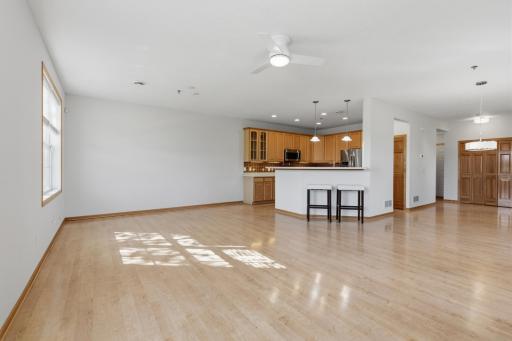 The kitchen also features breakfast bar seating for 4.