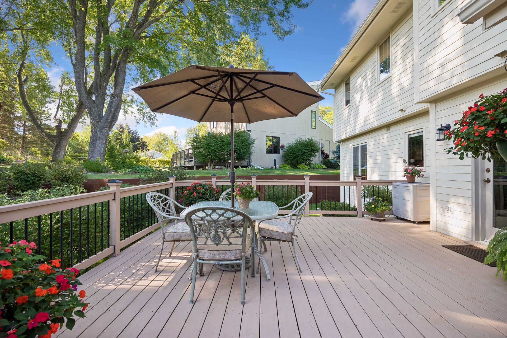Generously sized deck 18' X 17'!