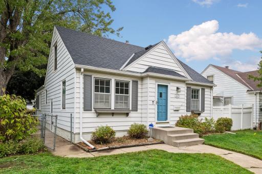 Enjoy a convenient location near the breweries and restaurants of Downtown Robbinsdale, Sanborn Park with ball fields, tennis courts, an ice rink, and a fishing dock, plus miles of walking and biking along the Victory Memorial Parkway and Crystal Lak