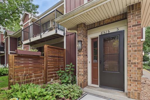 You are jusr a few steps from Richfield Lake and a 1-mile walking path!