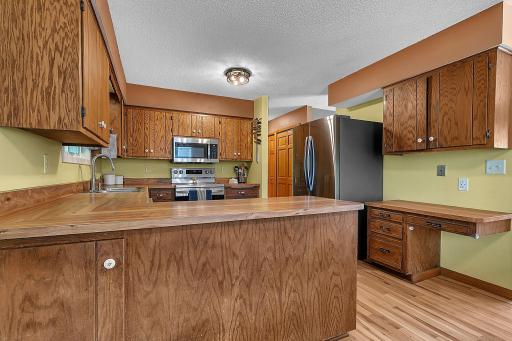 The kitchen also features a handy desk area thatâs perfect for sorting mail, keeping track of things, or just keeping everyday clutter contained.